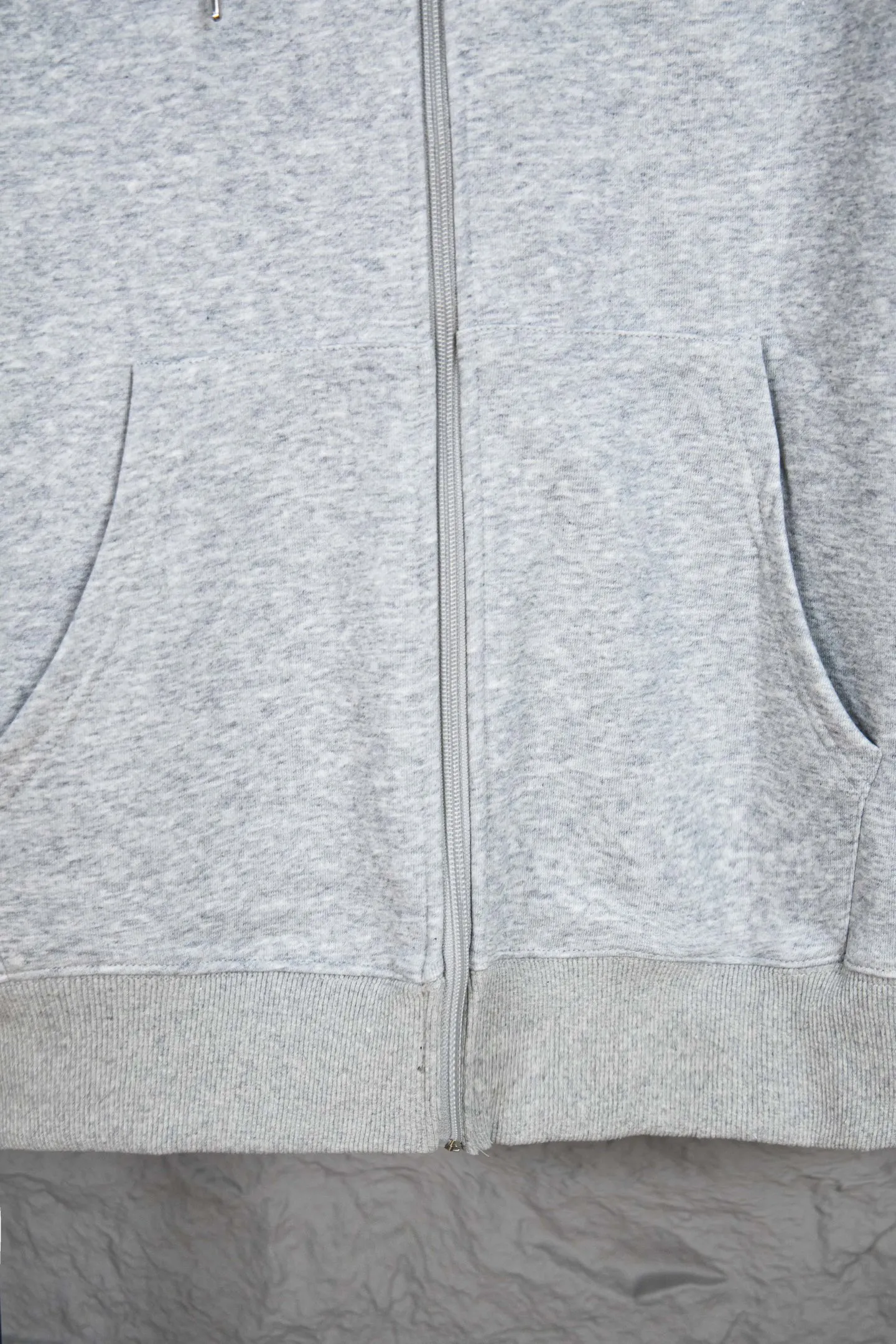 P230 Ralph Lauren/Ralph Lauren pony embroidered zipper cardigan hooded sweatshirt. This sweatshirt is available for everyone in autumn and winter. You can wear it casually no matter how you wear it! ! This hooded sweatshirt is decorated with the simple style that represents Ralph Lauren and is paired with a pony embroidery pattern, which is three-dimensional and full! The solid color fabric paired with exquisite embroidery instantly sets it off! Hooded sports design, loose and casual fit! The overall texture is very strong! Through the pictures, we can feel the thickness and texture of custom-woven and dyed threads. The workmanship is exquisite. They are shipped from major foreign trade factories. They are all made by masters with many years of experience. Everything is of high standards and requirements! Simple and versatile model ~ Made of imported pique cotton fabric, which is super delicate and soft, close to the body without being tied. All fabrics and accessories are original custom-made and of high quality! Perfectly reflects the brand’s sense of superiority! Standard cut, comfortable stretch, unrestricted movement! Highly practical, high-end and classy! Versatile style ~ can be paired with jeans or jogging pants. Ideal for transitioning from your morning commute to weekend events! Size: S-XL Color: Gray Navy Black